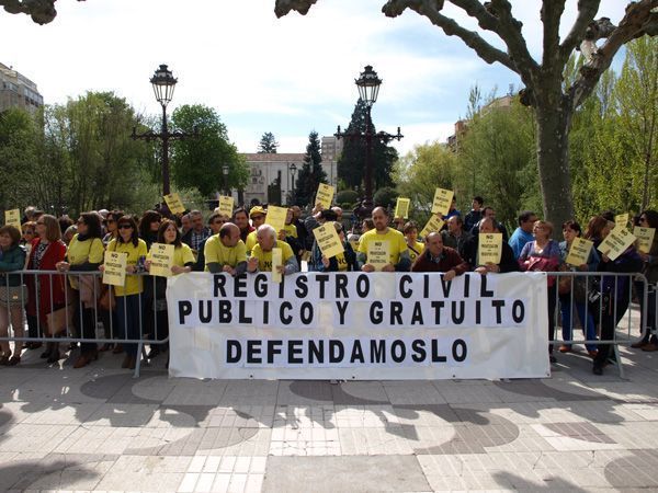 Protestas contra la reforma del Registro Civil en la visita de Catalá a Burgos