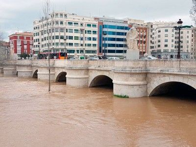 Llamativa imagen del Arlanzón durante esta tarde. PCR