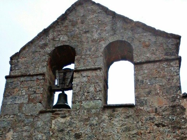 Roban una de las campanas de la iglesia de San Sebastián de Quintana del Pino