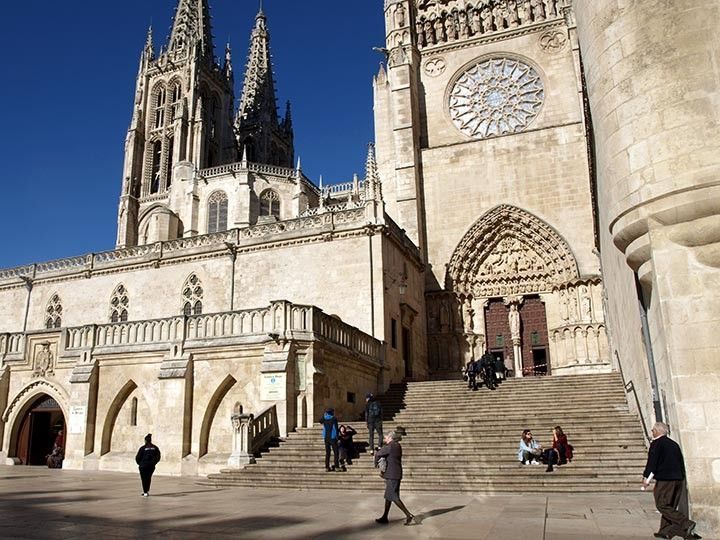 Detenida una joven por realizar pintadas en la fachada de la Catedral