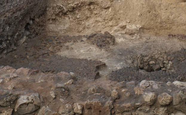 Se han hallado pavimentos de canto rodado, un pozo y muros