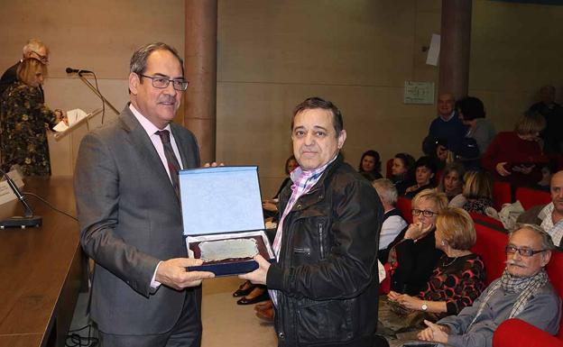 Los trabajadores jubilados durante 2017 han recibido una placa dedicada a su vida laboral/IAC