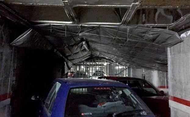 Los vecinos de la Plaza Santiago llevan muchos años soportando el estado ruinoso de algunas zonas del aparcamiento subterráneo/BC