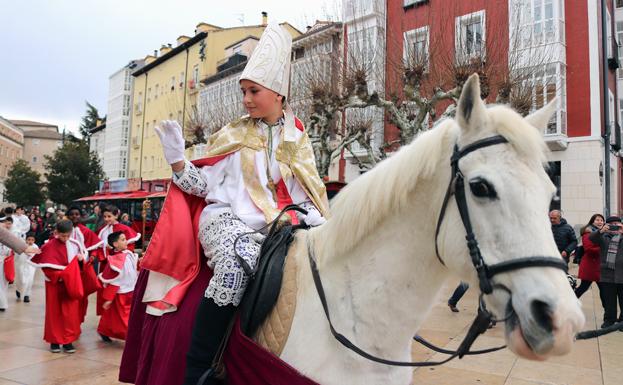 El Obispillo ha recorrido la ciudad a lomos de un caballo blanco/CLR