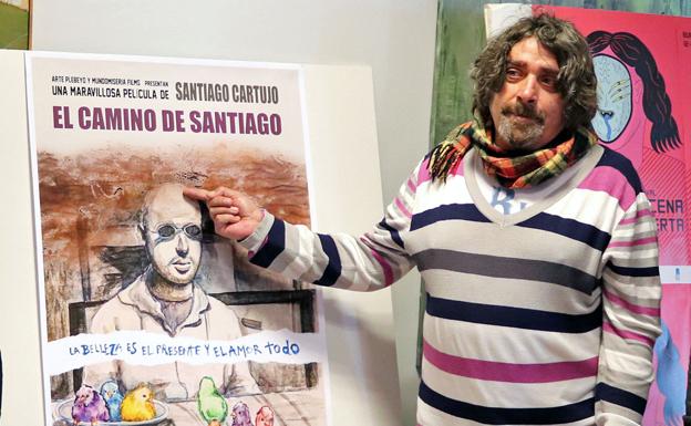 Santiago Cartujo junto al cartel de su película/CLR