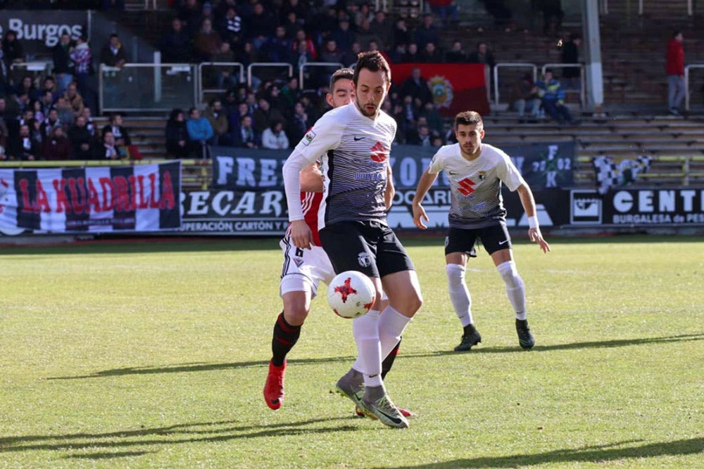 Carlos Álvarez trata de controlar el balón en el pasado partido ante el Mirandés/Gabriel de la Iglesia