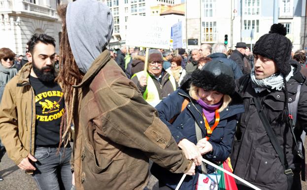 Miembros de la Cordinadora Estatal tratan de evitar que una mujer se manifieste con banderas de Comisiones Obreras/IAC