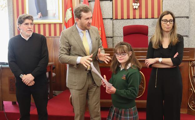 Aitana ha sido recibido por el alcalde de Burgos, Javier Lacalle