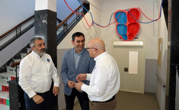 Pedro de la Fuente, vicepresidente de la Hermandad, Javier Íñigo, director del colegio, y Julio Velasco, presidente de la Hermandad/IAC