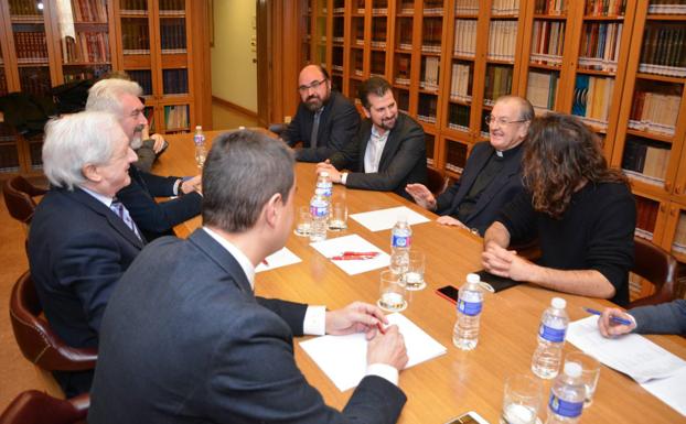 Los procuradores se han reunido con los representantes de la fundación en la Cámara de Comercio./GIT
