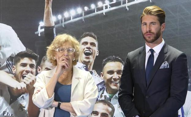 Manuela Carmena posa junto a Sergio Ramos. /