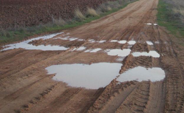 Los caminos rurales han sufrido durante el invierno./María Jesús Cachazo/El Norte de Castilla