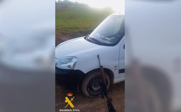 Vehículo y arma que utilizó el cazador furtivo/guardia civil
