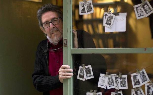 Paco Camarasa, en la puerta de Negra y Criminal en 2016./M. P. / EFE