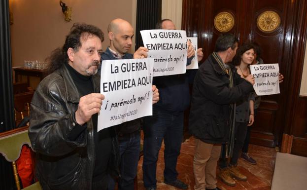 Varios miembros del colectivo JaiJagat se han personado en el salón de Plenos./GIT