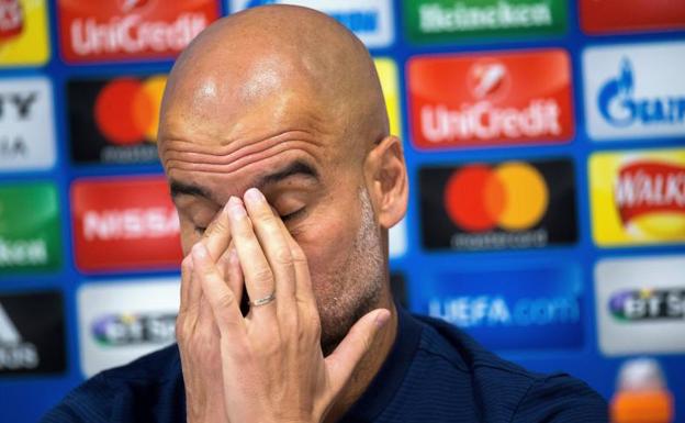 Pep Guardiola, roto tras la derrota de su City en Anfield. /