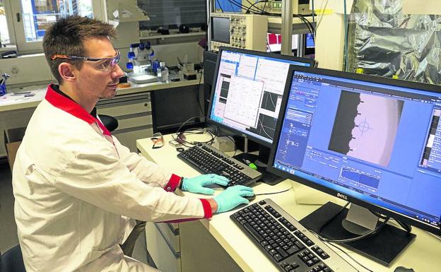 El científico arandino David Martínez, en pleno trabajo en el laboratorio./El Norte