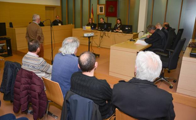 Cinco personas se sientan en el banquillo de los acusados./GIT