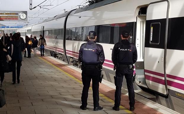 Los agentes controlaron numerosos trenes y autobuses./BC