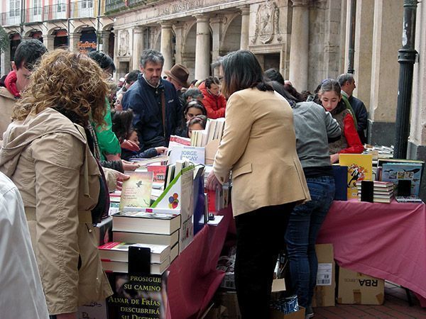 La Plaza Mayor se llena de lectores en el Día del Libro