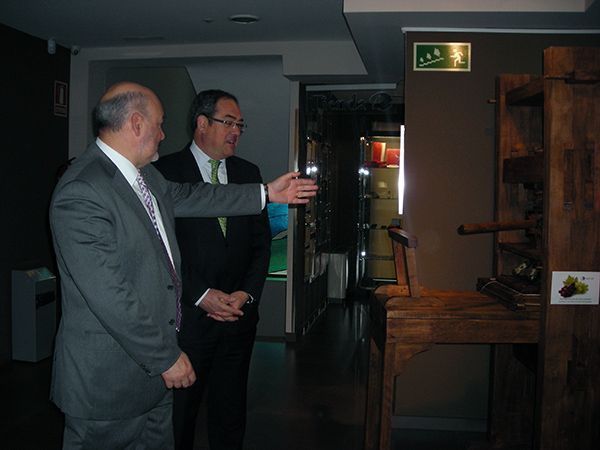 El Museo del Libro recibe la visita del delegado territorial