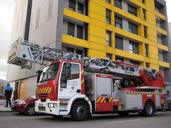 Cuatro personas son atendidas por inhalación de humo en un incendio doméstico