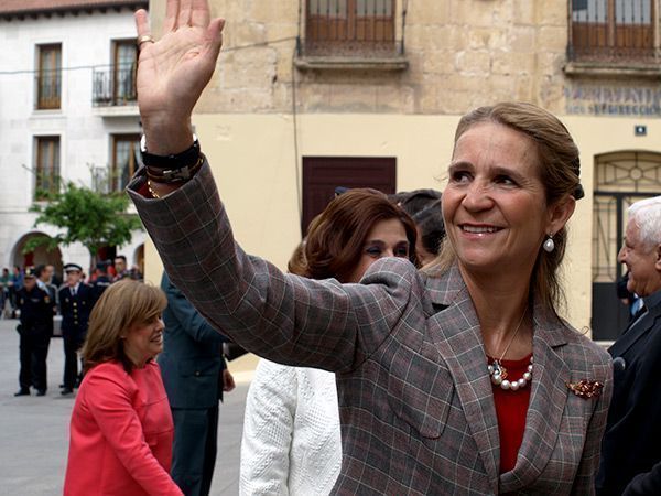 La Infanta Elena promete regresar a la muestra con sus hijos