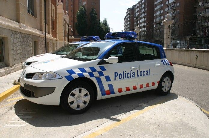 Un vehículo choca contra un árbol en la Plaza 2 de mayo