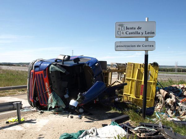 ·Ampliación· Fallece un camionero en un vuelco en la salida a Cortes de la A-1