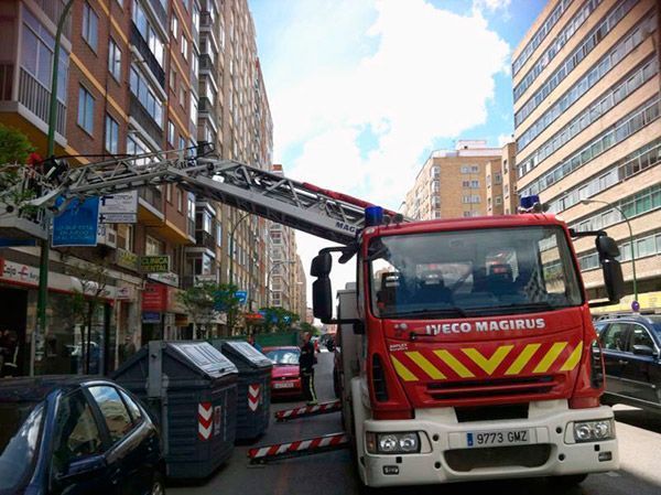 Los bomberos retiran banderolas del Partido Popular mal colocadas