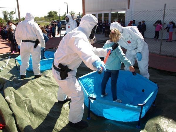 Una bomba, material radioactivo y muchos niños