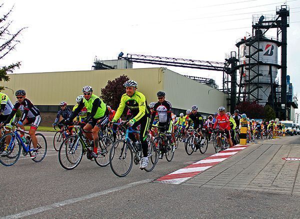 Cien ciclistas participan en la marcha solidaria por Benin