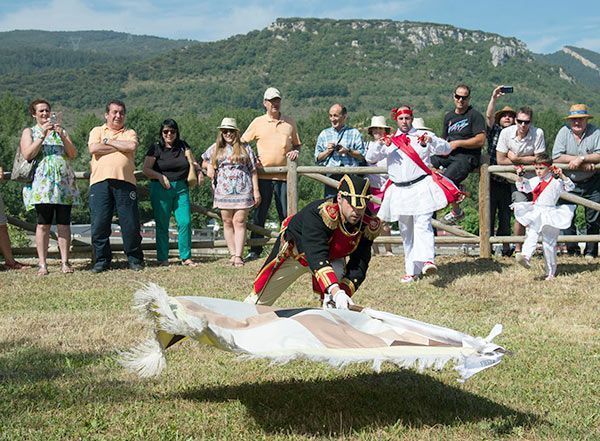 El Capitán revolotea la bandera en Frías