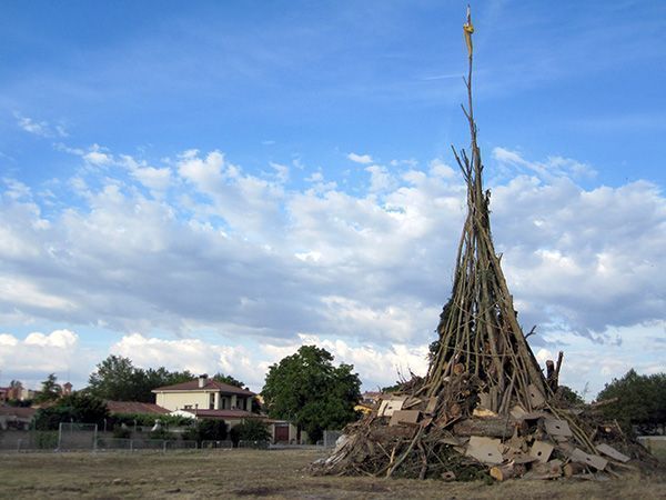 La Hoguera de San Juan, preparada para la noche mágica