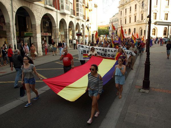 Unas 200 personas vuelven a salir a la calle por la República