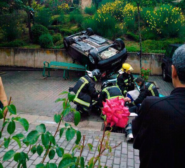 Tres heridas tras caer en un coche por un desnivel de cuatro metros