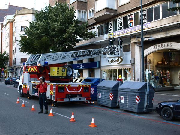 Se desprende parte de una cornisa en la Avda. del Cid