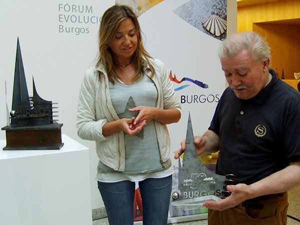 Por los 50 años de industria, una escultura en honor de Jesús Echevarrieta