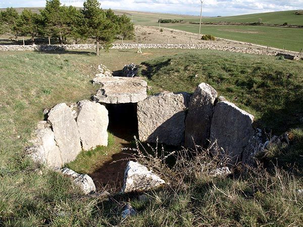 Un pueblo semi fantasma arropado por el Ebro y un gran hayedo