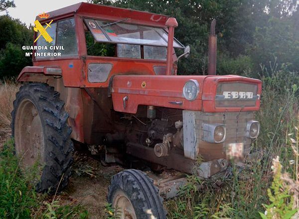 Un menor sufre un accidente cuando conducía un tractor