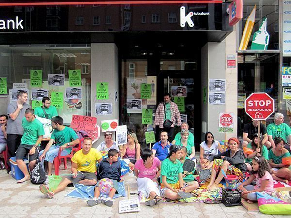 La PAH lucha contra la marea de desahucios