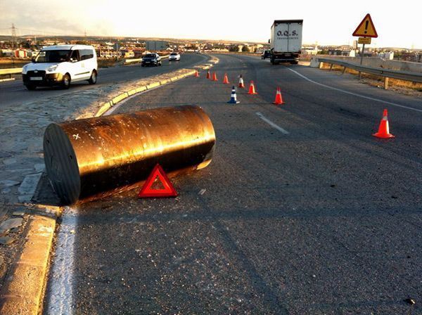 Un camión pierde una bobina metálica