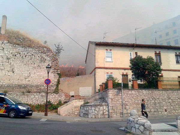 Un fuego arrasa dos hectáreas en las laderas del Castillo