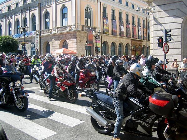 Los moteros burgaleses protestan contra los guardarraíles “asesinos”