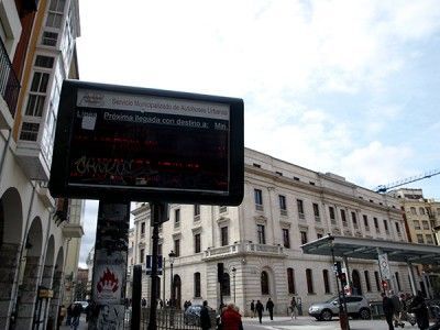 IU denuncia suciedad y mal funcionamiento en los paneles informativos. GIT