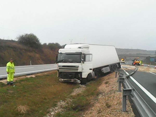 Un camión accidentado obliga al cierre parcial de la AP-1 en Monasterio de Rodilla