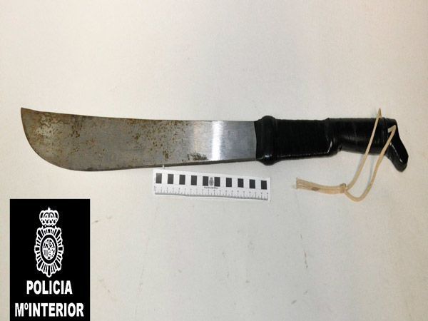 Detenido por amenazar con un machete a los clientes de un bar