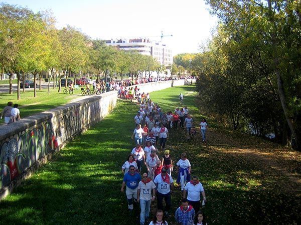 Los peñistas se vuelcan con Cáritas en su I Marcha Solidaria