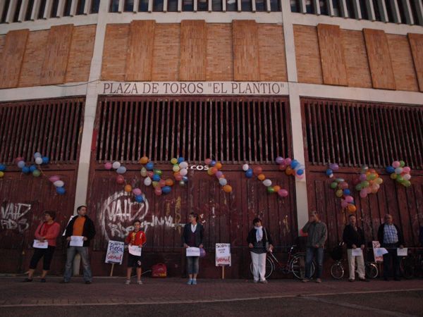 Unos 200 burgaleses rodean la Plaza de Toros contra su remodelación