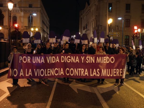 Unos 200 burgaleses dicen ¡Basta Ya! a la violencia de género